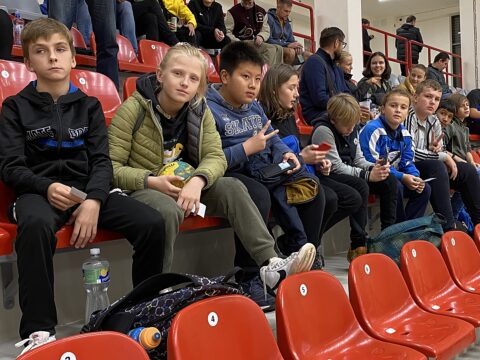 Starší žáci Jiskry Zruč nad Sázavou fandili házenkářům Dukly Praha