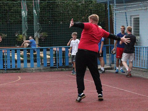 Páteční podvečerní trénink zručských házenkářů pod vedením Jindřicha Pustky